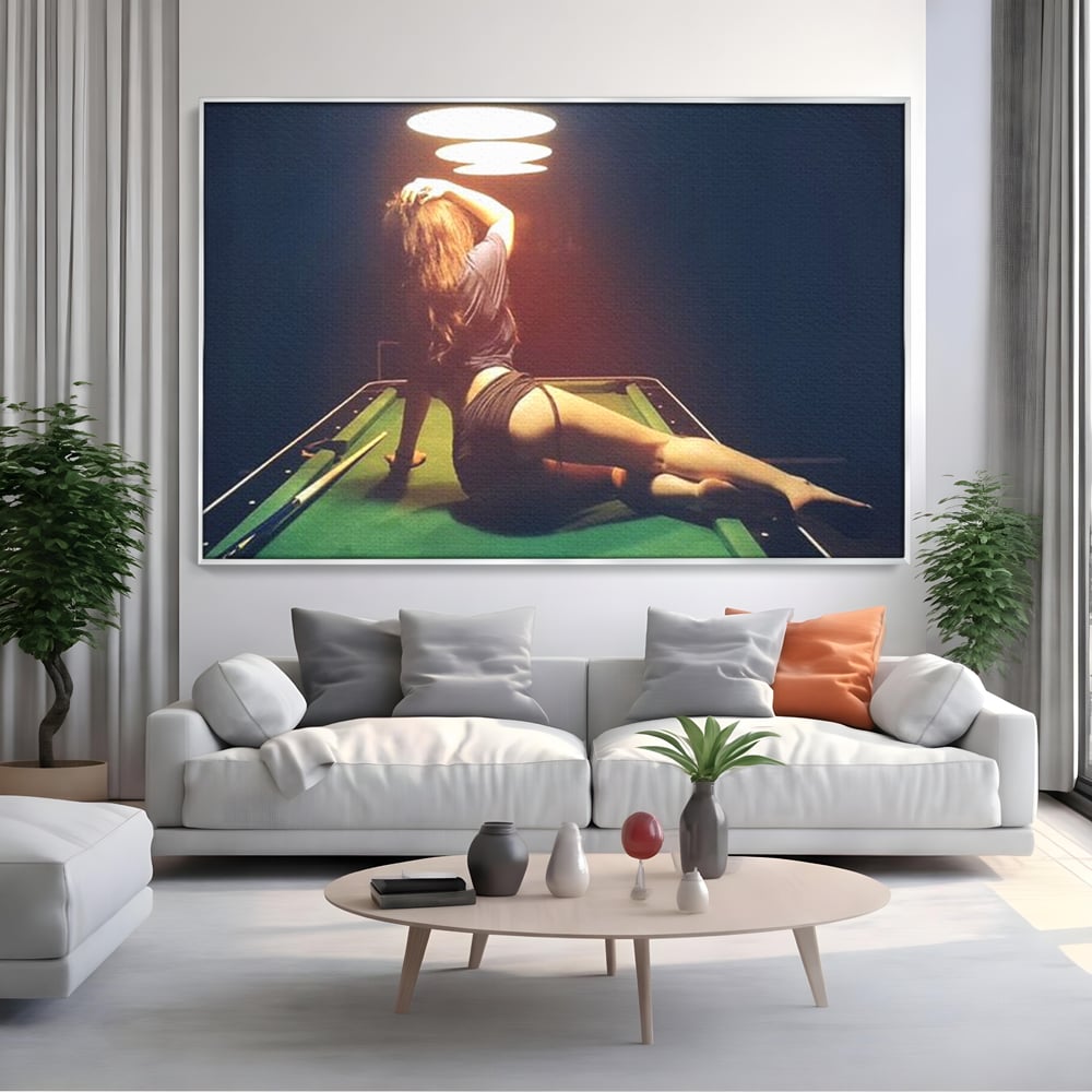 Tablou canvas cu tablou canvas cu silueta feminina pe masa de biliard, in rama de aluminiu argintiu, pe perete intr-un living